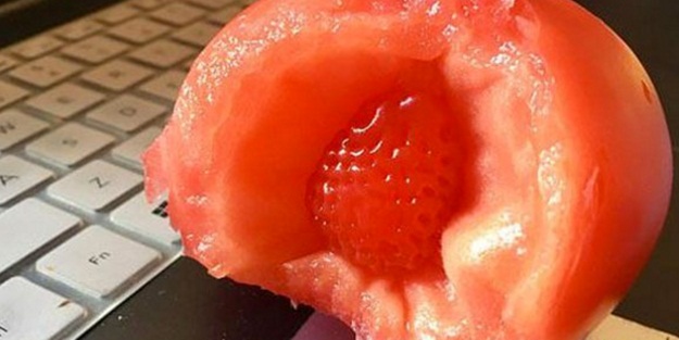 Domatesi ısırdığında içinden bakın ne çıktı!