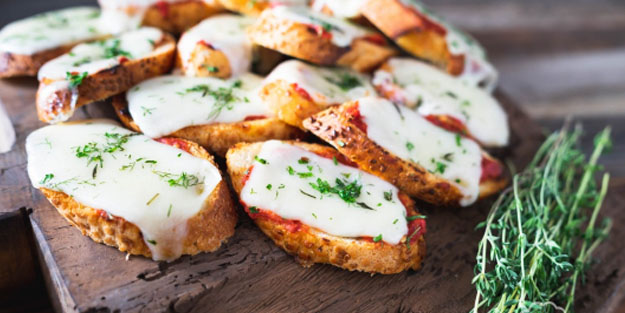 Domatesli ve kaşar peynirli ekmek tarifi: Nefis 15 dakikada hazırlayabilirsiniz