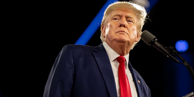 Donald Trump Facebook'a geri döndü