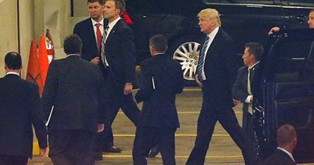 Donald Trump 'gizli brifing' için federal binada