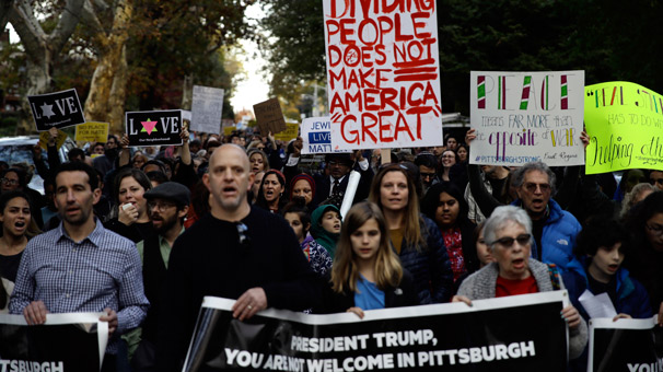 Donald Trump, Pittsburgh'da protestolarla karşılandı