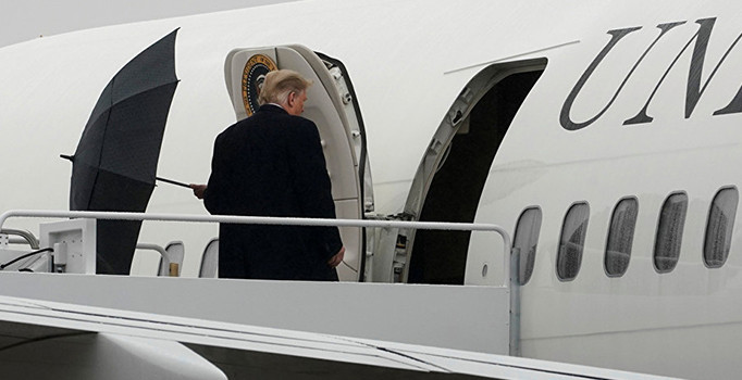 Donald Trump şemsiyeyi kapatmak yerine fırlattı