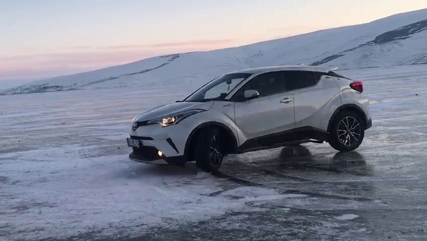 Donan göl üzerinde aracıyla drift yaptı 