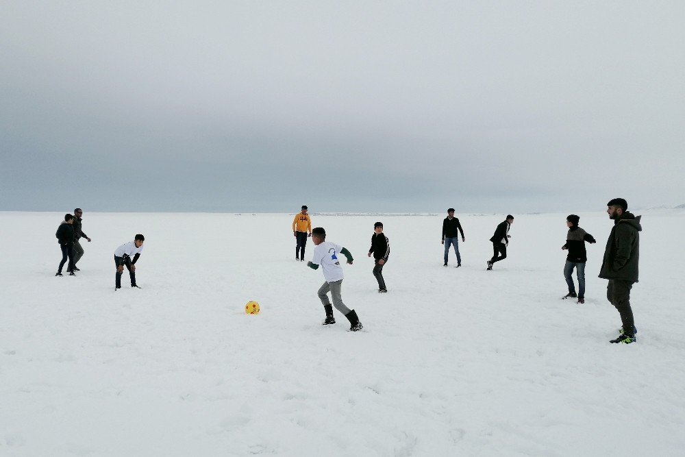 Donan göl üzerinde futbol keyfi 