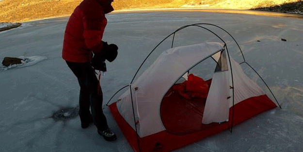 Donan göl üzerinde kamp yaptılar