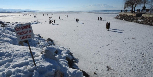 Donan gölde yaşam mücadelesi veriyorlar