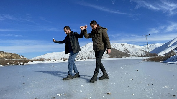 Donan göletlerin üzerinde halay çektiler