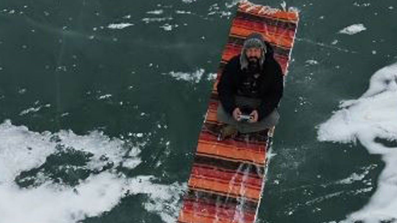 Donan gölün üstüne çıktı, kilim serip oturdu