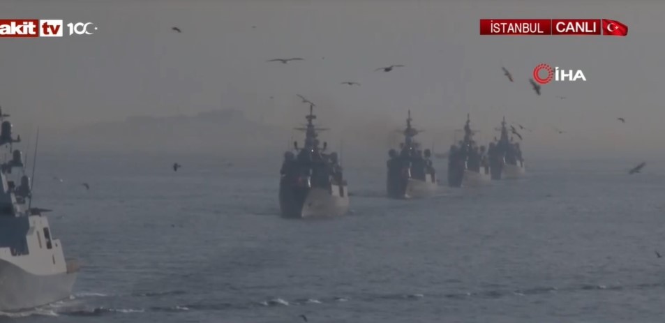 Donanma tarihinin en büyük geçit töreni başladı! SOLOTÜRK'ten özel gösteri