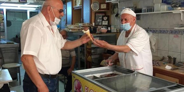 Dondurmacı dede, sokağa çıkma izninde dondurma sattı