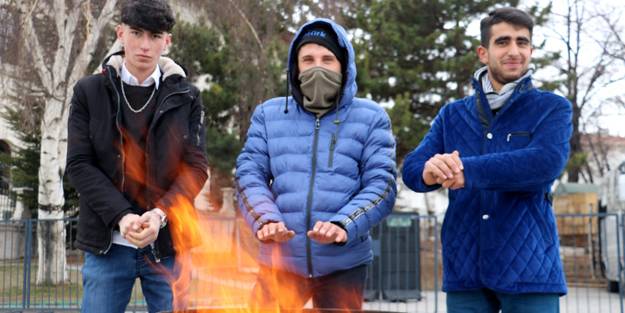 Dondurucu soğuğa böyle çözüm buldular! Kent merkezinde dikkat çeken görüntü