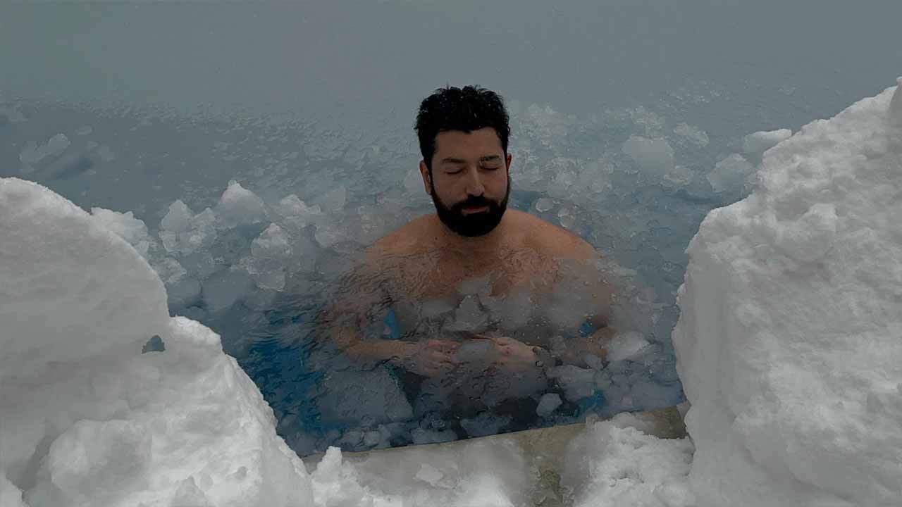 Dondurucu soğuğa meydan okudu! Eksi 10 derecede buz dolu havuza böyle atladı