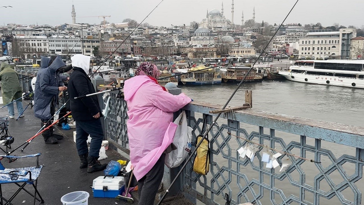 Dondurucu soğukta balık keyfi! Kar yağışı onlara engel olmadı