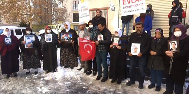 Dondurucu soğukta nöbet tutan ailelerden HDP'ye tepki: Aşk yaşadıkları PKK’dan çocuklarımızı istesinler