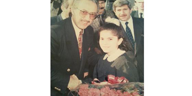 Dönemin bakanına çiçek veren bugünün ünlü kadın siyasetçisi kim?