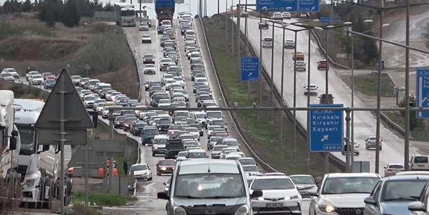 Dönenlerin çilesi başladı! Bayramın son gününde trafik kilitlendi