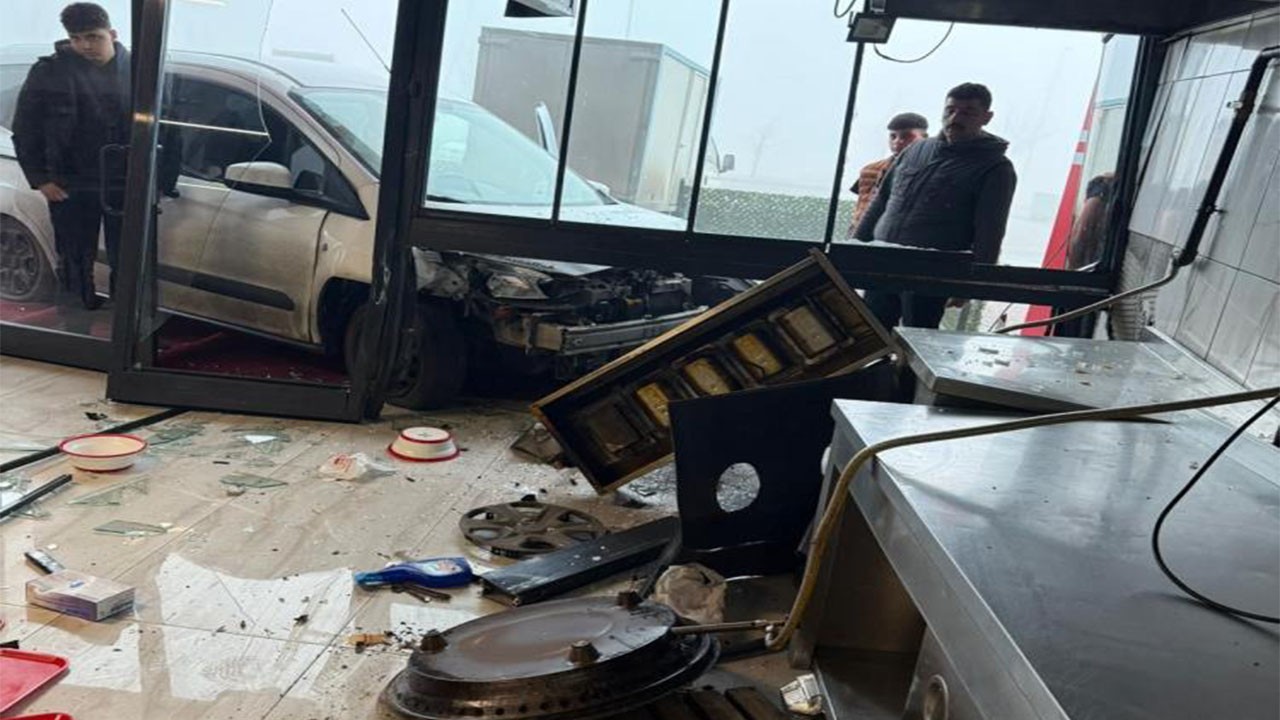 Dönerciye kapı yerine camdan girdi