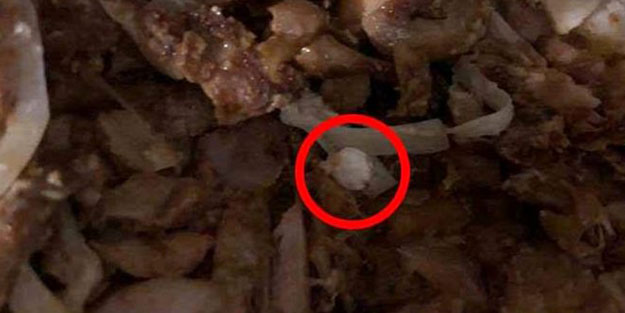 Dönerin içinden çıkanı görünce polise haber verdi!