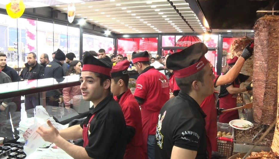 Döner ayranı 1 liraya sattı, izdiham oldu!