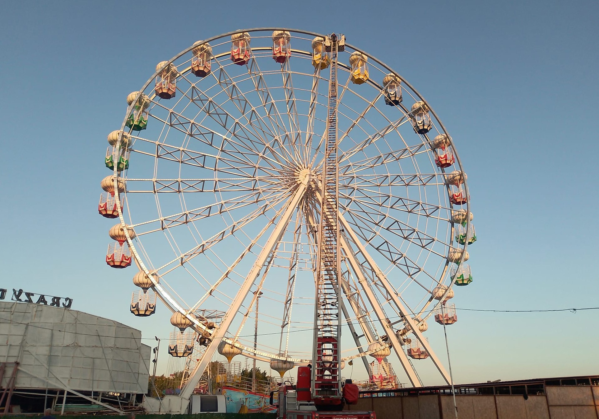 Dönme dolapta mahsur kalan 3 kişi, 42 metrelik itfaiye merdiveniyle kurtarıldı