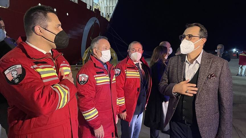 Dönmez, Yavuz sondaj gemisi personeliyle buluştu