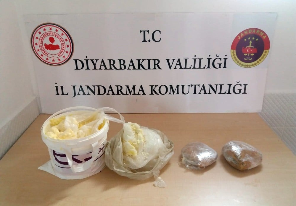 Donmuş tereyağı kovasında 1 kilo 205 gram esrar çıktı 