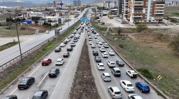 Dönüş başladı ama yollar kilit! İşte 43 ilin geçiş güzergahı