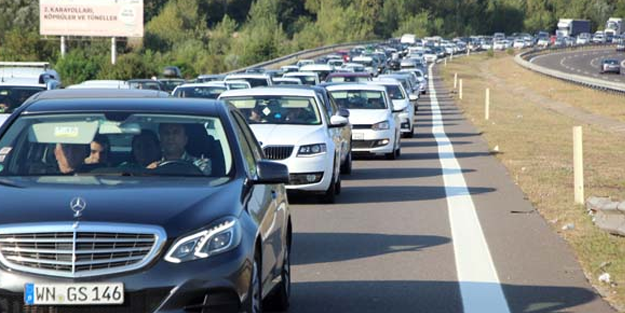 Dönüş çilesi başladı! Araç kuyruğu 40 km'ye ulaştı