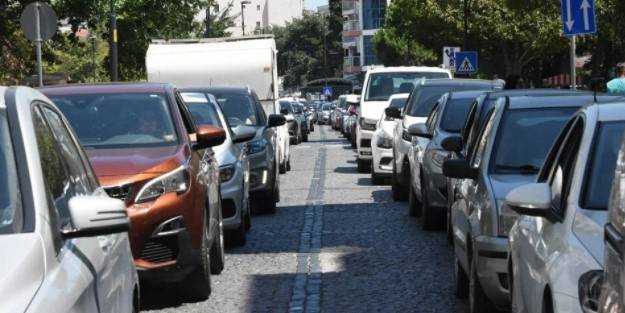 Dönüş çilesi erken başladı! 2 Km kuyruk oluştu