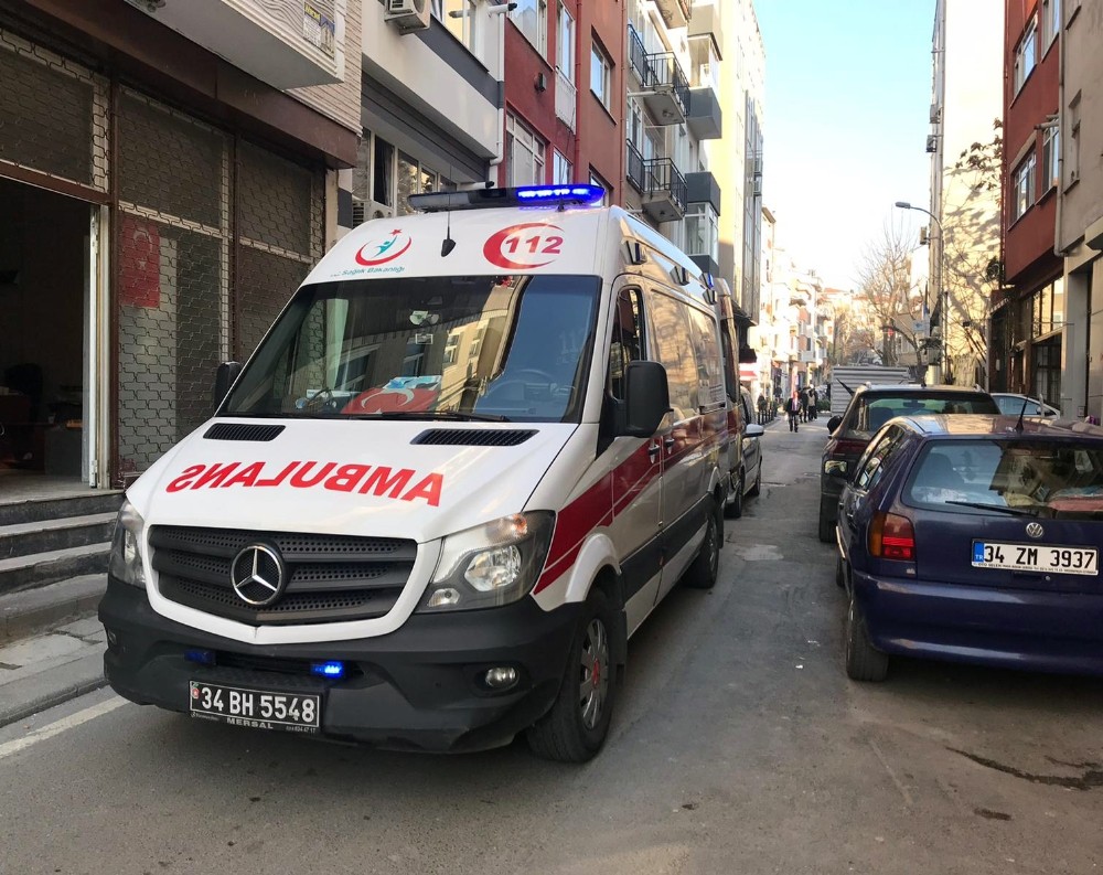 Dördüncü kattan düşen adam ağır yaralandı 
