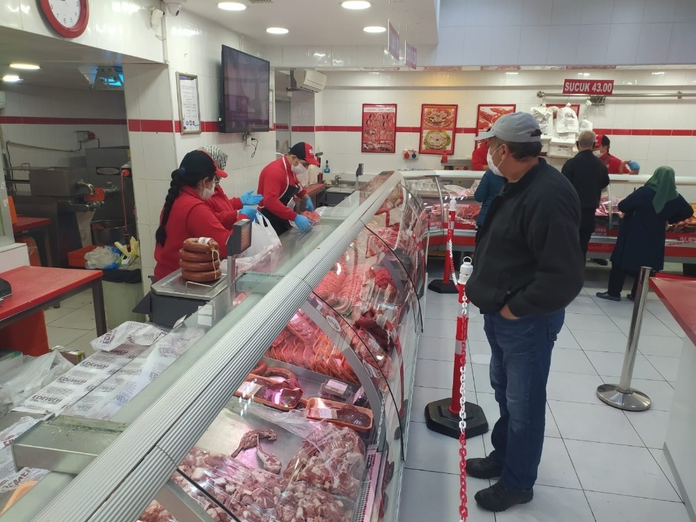 Dört günlük sokak kısıtlaması ve ramazan öncesinde kasaplar önünde uzun kuyruklar oluştu 