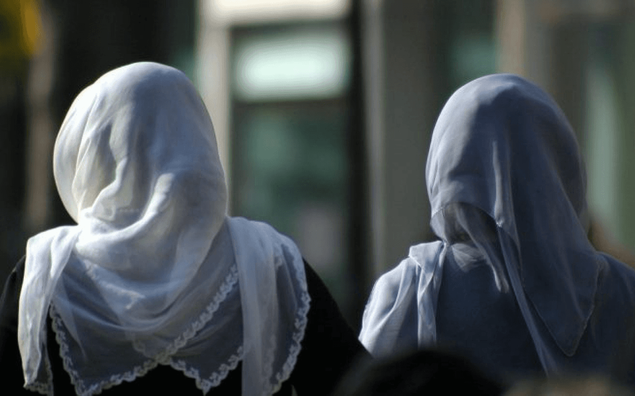 Dört şıllıktan başörtülü kızlara saldırı