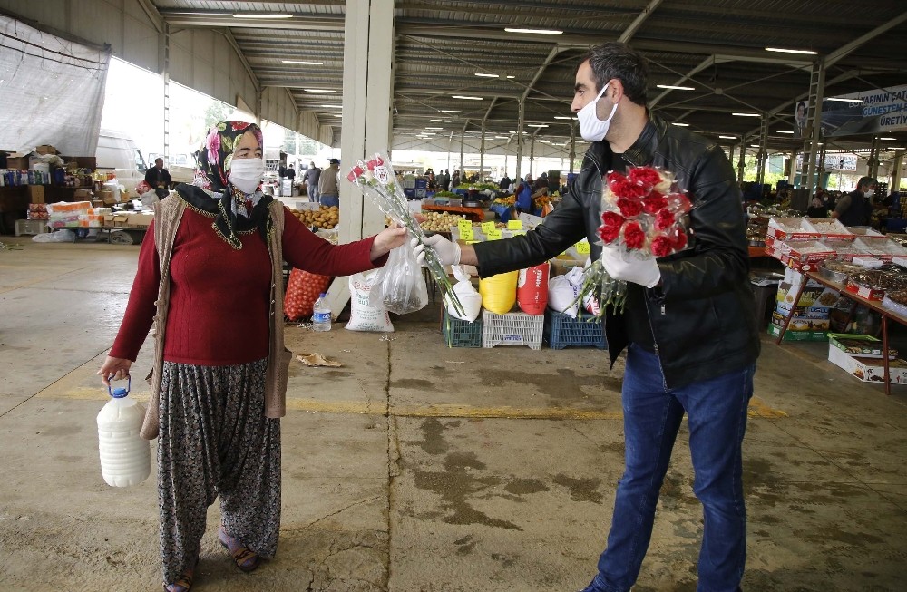 Döşemealtı Belediyesi’nden Anneler Günü jesti 