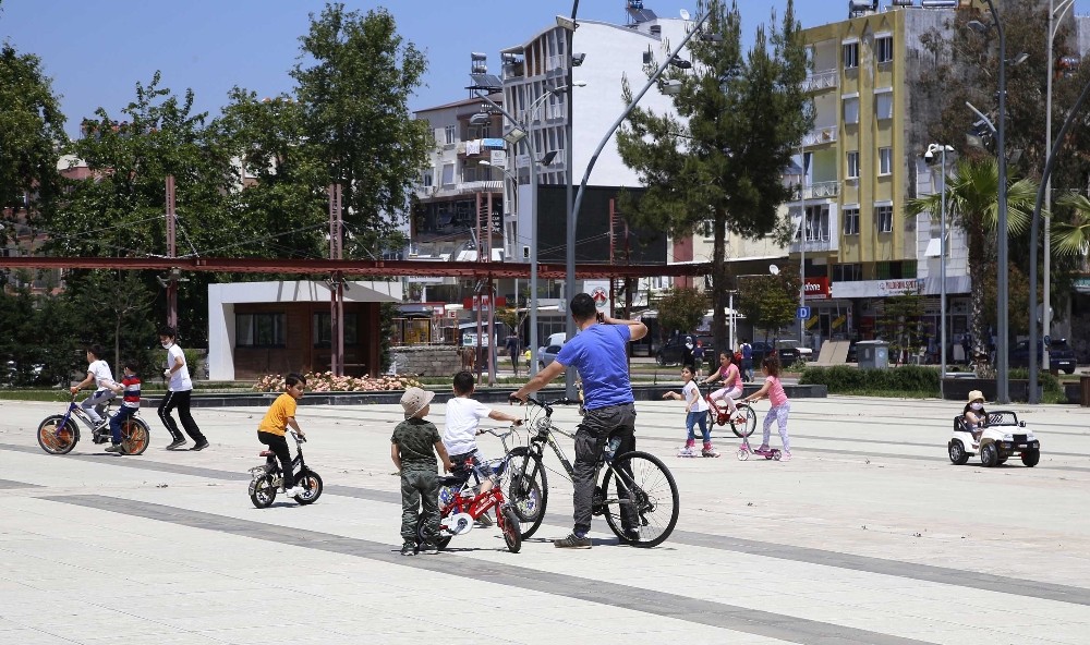 Döşemealtı’nda çocuklar park ve meydanlara koştu 