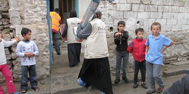 Dost Eli Gönüllüleri ihtiyaç sahiplerini yalnız bırakmıyor