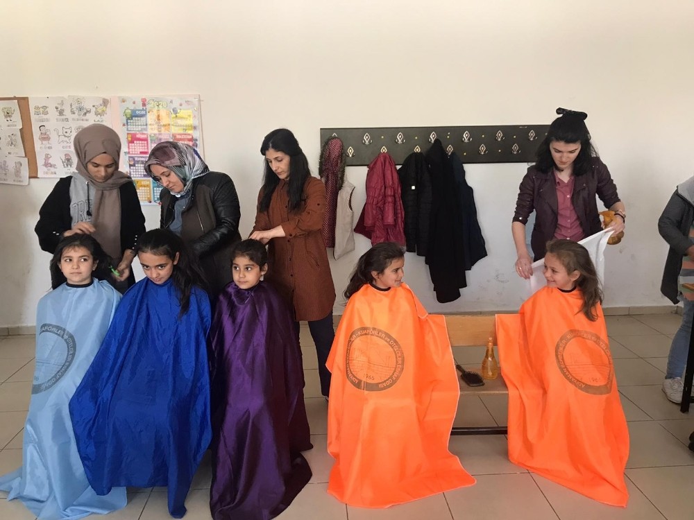 Dost Eli ile öğrencilerin saç bakımları yapıldı 