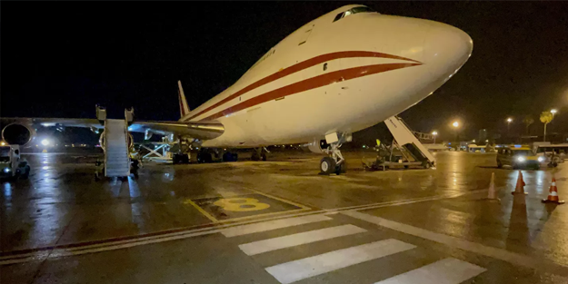 Dost ülke Pakistan'dan deprem bölgesine çadır taşıyan uçak Adana'ya...