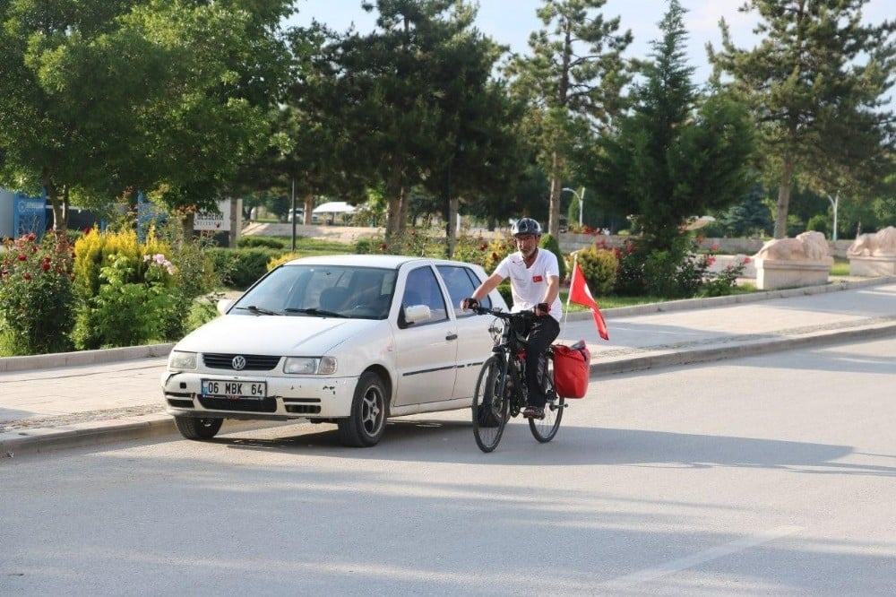 Dostlara vefasını göstermek için il il gezip pedal çeviriyor 