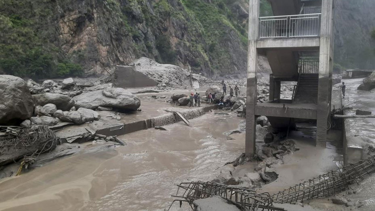 Dostluk köprüsü yıkıldı! Nepal ve Çin’de korkutan afet! Ölü ve kayıplar var