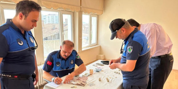 Dövizle çalışan dilenci! Üzerinden çıkan para şaşırttı