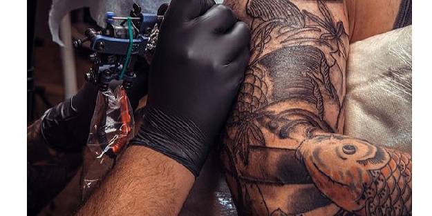 Dövme yaptıranlar dikkat, bu virüs 12 ila 18 ayda öldürebiliyor