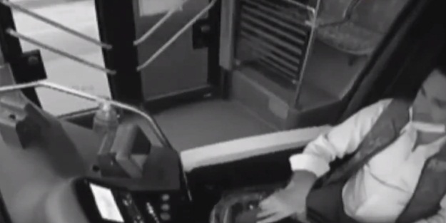 Dövülen kadını kurtarmak için hayatını hiçe saydı