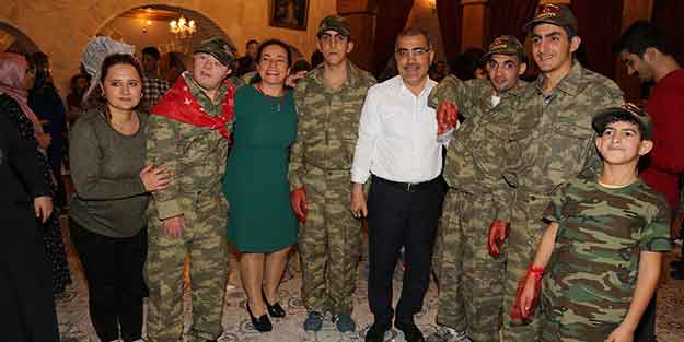 Down sendromlu 30 gence asker kınası