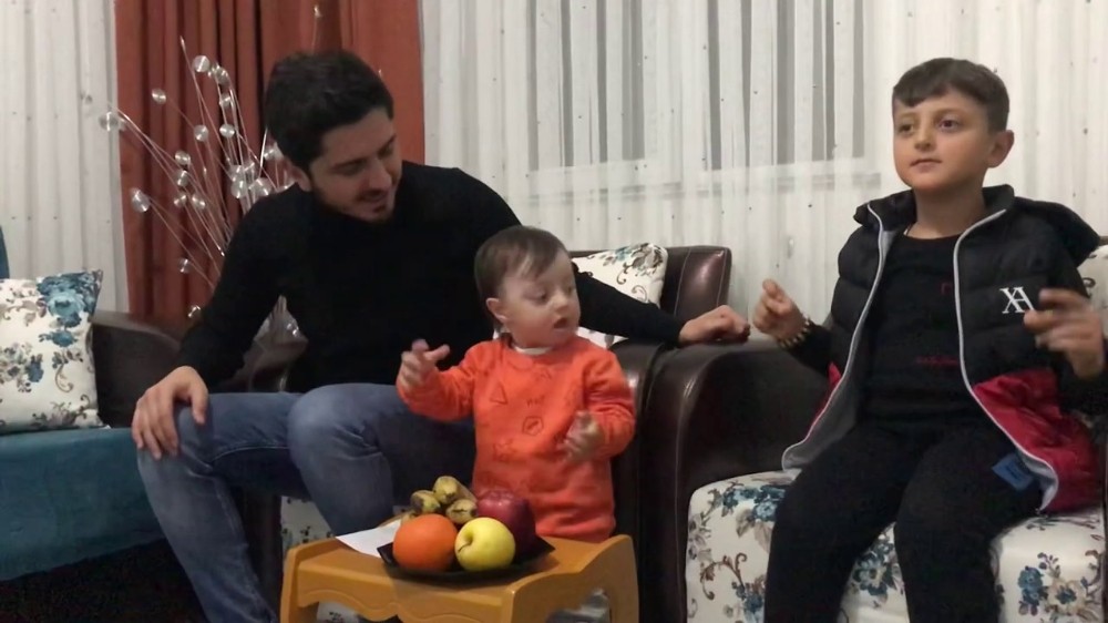 Down sendromlu çocuğu ile şarkı söyleyerek ‘evde kal’ mesajı verdi 