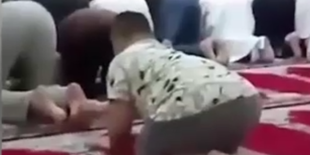 Down sendromlu çocuk namaz kılan adama bakın ne yapıyor