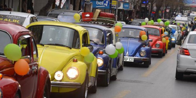 Down sendromlu çocuklar klasik otomobille tur attı