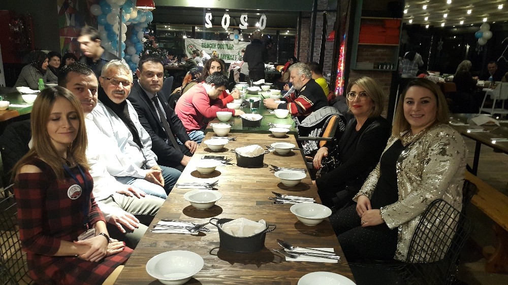 Down sendromlu çocuklar ve aileleri yılbaşı etkinliğinde buluştu 