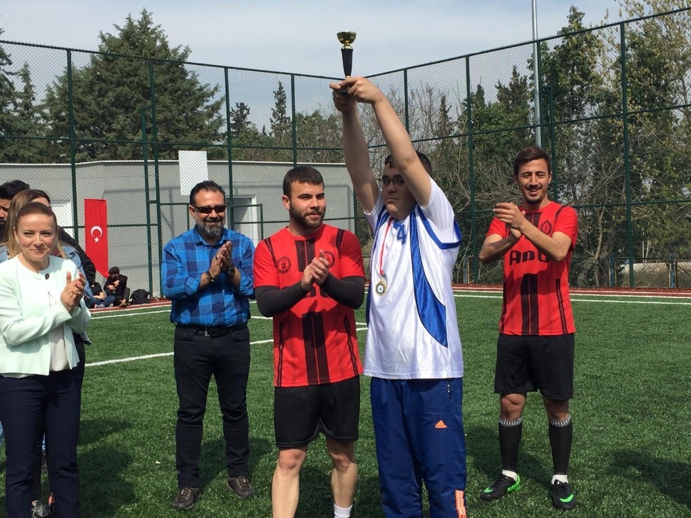 Down Sendromlu gençler için halı saha turnuvası düzenledi 