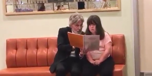 Down sendromlu kızıyla birlikte ilahi okudu