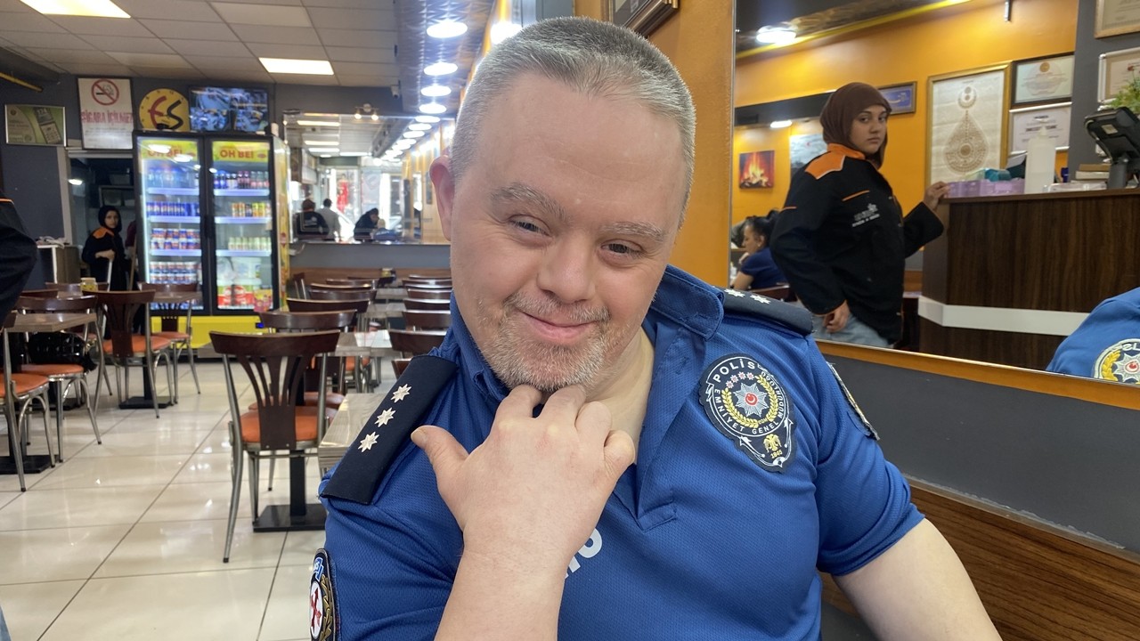 Down sendromlu 'komiser' mahallede ilgi odağı